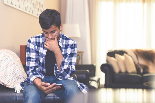 teenager-with-smartphone