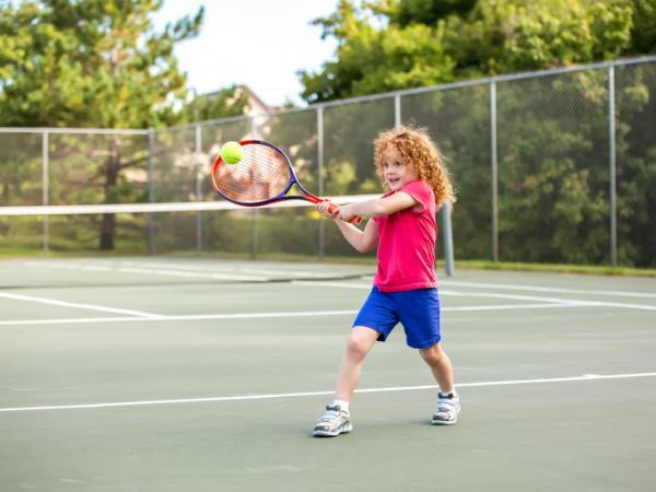 girl playing tennis 