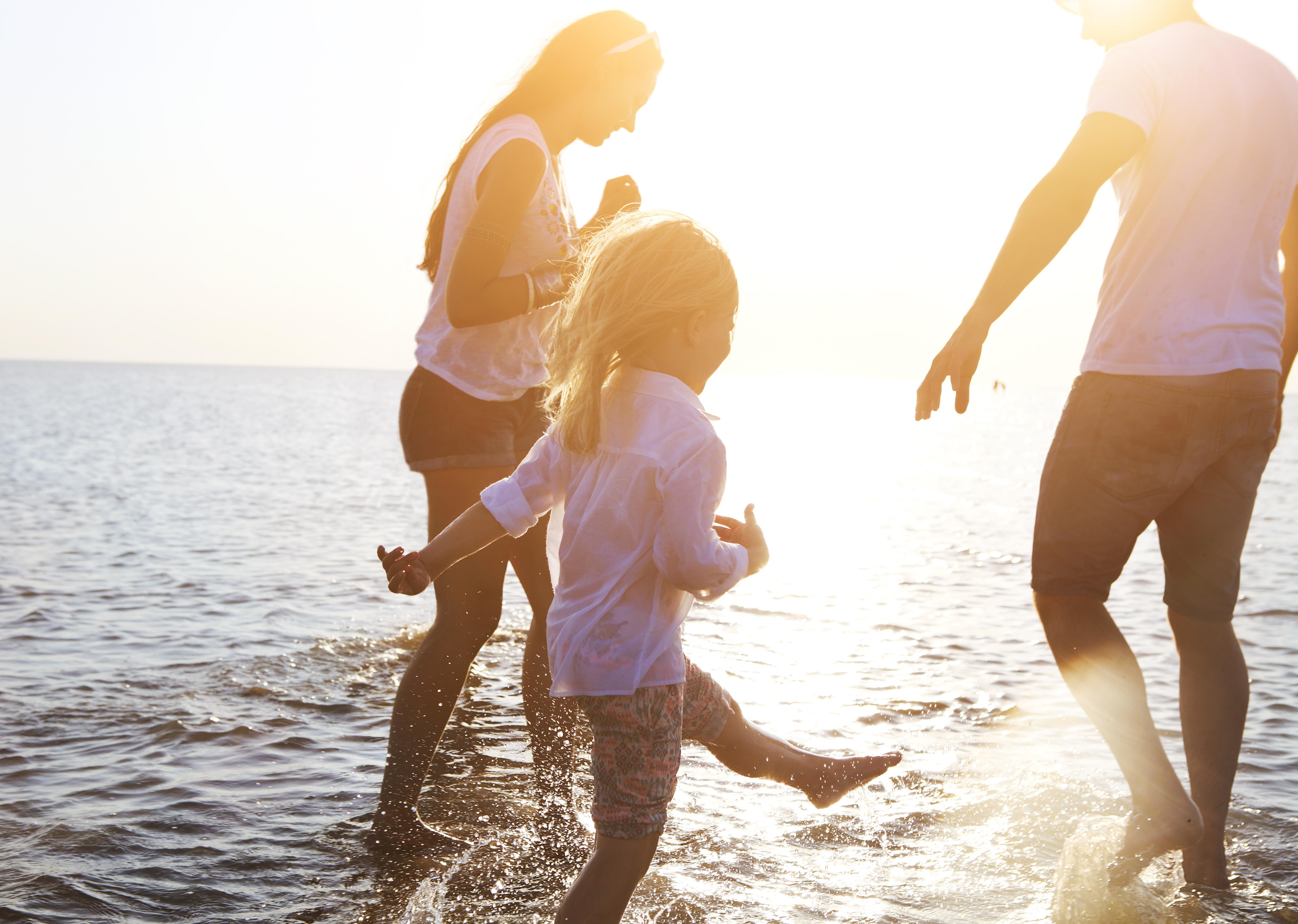 Дочка папа на пляже. Семья на море. Семья с дочкой на море. Счастливая семья на море. Дети на море с родителями.